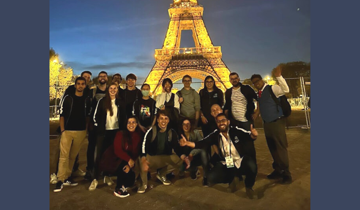 gruop photo in front of Tour Eiffel