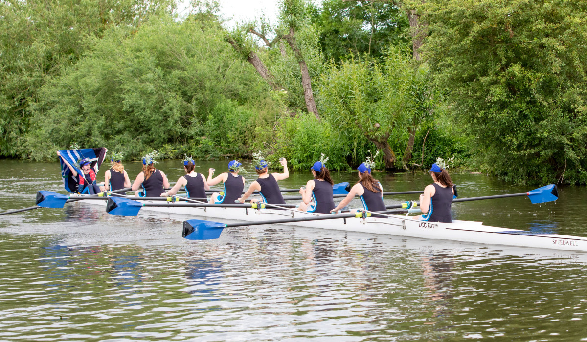 Lucy Cavendish rowers at the bumps
